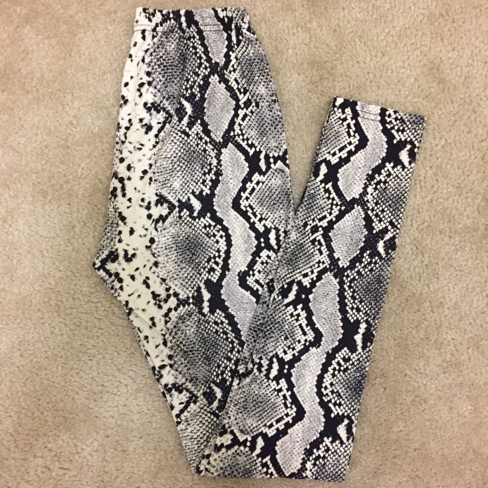 NWOT Super Soft Snakeskin/Animal Print Leggings